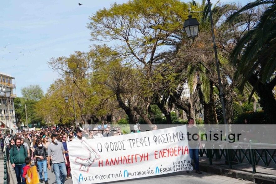 Μεταναστευτικό – Λέσβος: Παρά τον κορωνοϊό έκαναν πορεία στη Μυτιλήνη