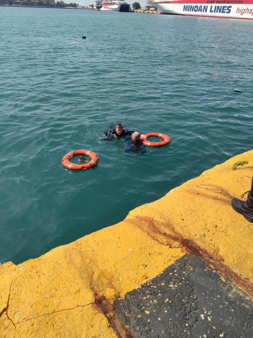 Πειραιάς: Αστυνομικοί διέσωσαν οδηγό που έπεσε στη θάλασσα με το αυτοκίνητο