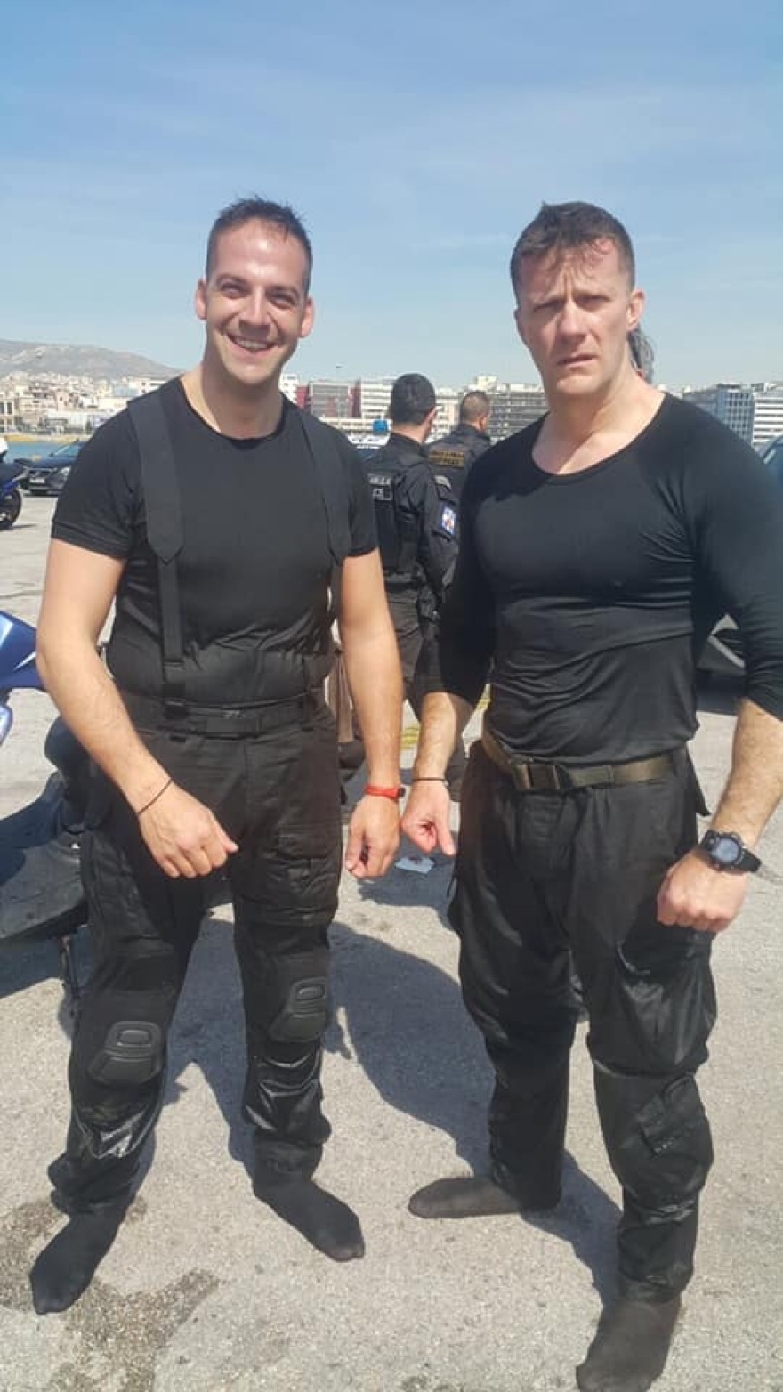 Πειραιάς: Αστυνομικοί διέσωσαν οδηγό που έπεσε στη θάλασσα με το αυτοκίνητο