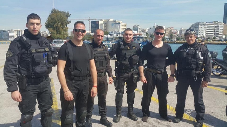 Πειραιάς: Αστυνομικοί διέσωσαν οδηγό που έπεσε στη θάλασσα με το αυτοκίνητο