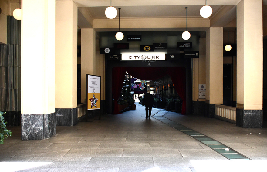 Κορωνοϊός: Άλλη πόλη η Αθήνα - Άδειοι δρόμοι, άδεια μαγαζιά και μια... διαφορετική Ερμού