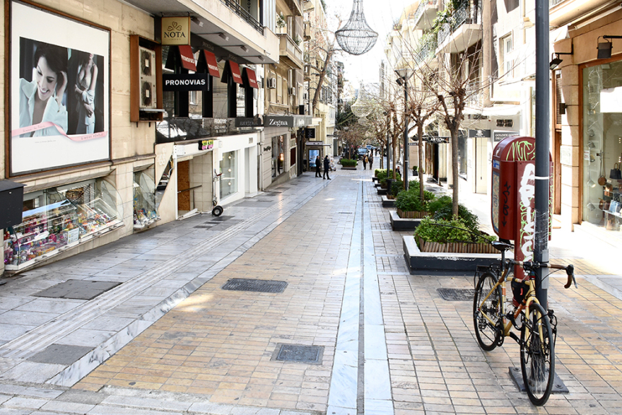 Κορωνοϊός: Άλλη πόλη η Αθήνα - Άδειοι δρόμοι, άδεια μαγαζιά και μια... διαφορετική Ερμού
