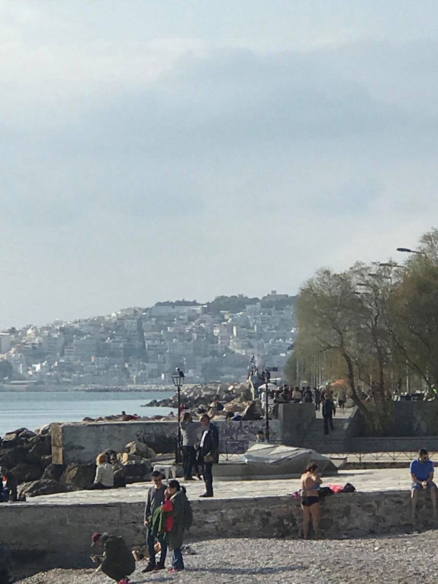 Κορωνοϊός: Γεμάτος ο Φλοίσβος - Αγνοούν τις συστάσεις οι Αθηναίοι!