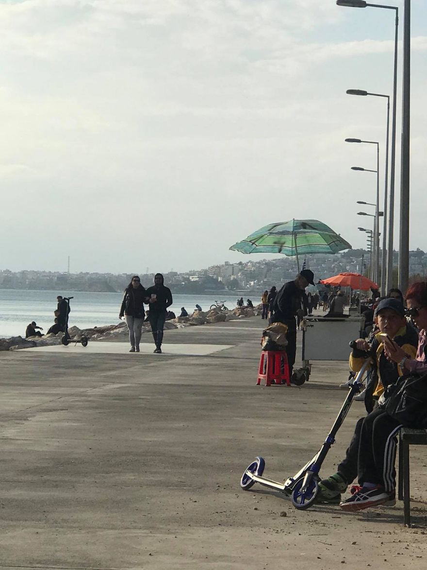 Κορωνοϊός: Γεμάτος ο Φλοίσβος - Αγνοούν τις συστάσεις οι Αθηναίοι!