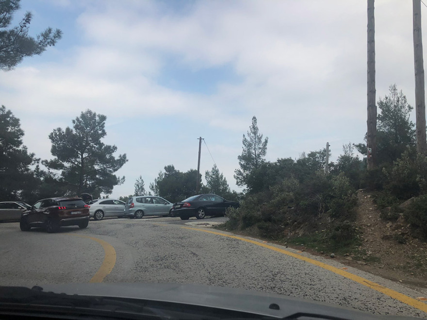 Κορωνοϊός: Ανεκδιήγητοι Αθηναίοι - Έκλεισαν τις παραλίες και… πήραν τα βουνά  - Δείτε φωτογραφίες