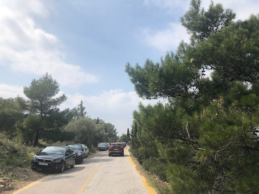 Κορωνοϊός: Ανεκδιήγητοι Αθηναίοι - Έκλεισαν τις παραλίες και… πήραν τα βουνά  - Δείτε φωτογραφίες