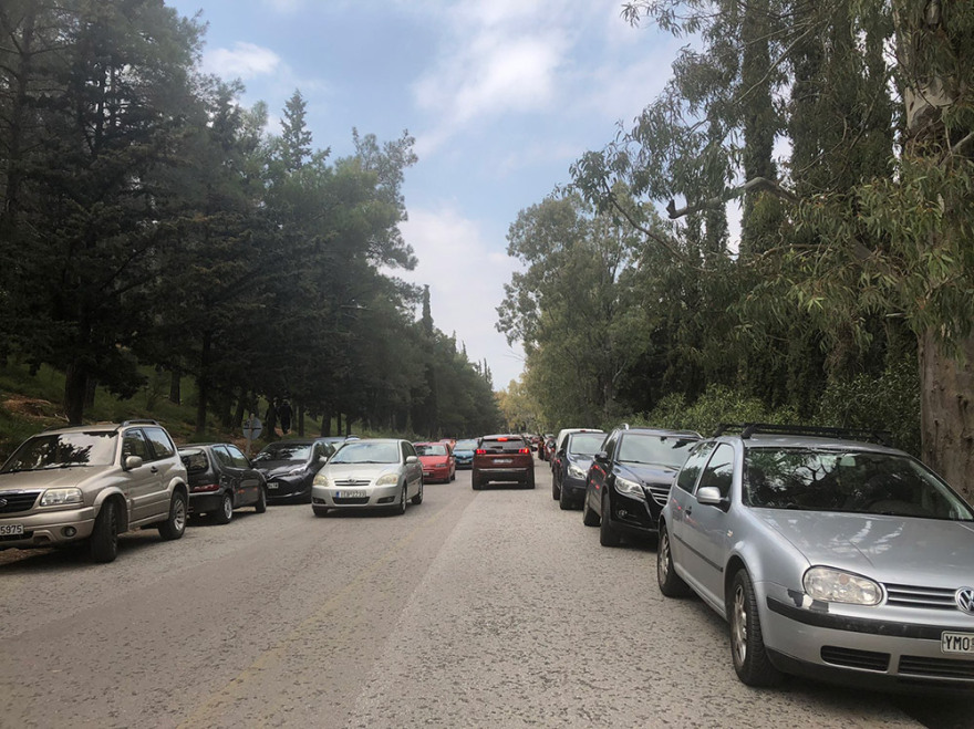 Κορωνοϊός: Ανεκδιήγητοι Αθηναίοι - Έκλεισαν τις παραλίες και… πήραν τα βουνά  - Δείτε φωτογραφίες