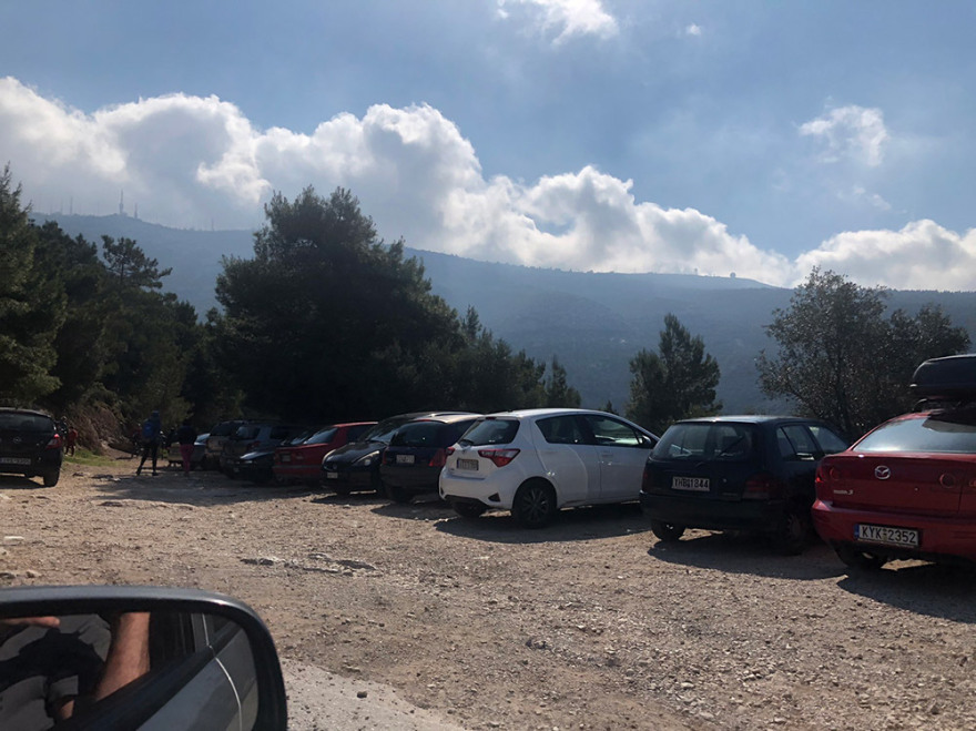 Κορωνοϊός: Ανεκδιήγητοι Αθηναίοι - Έκλεισαν τις παραλίες και… πήραν τα βουνά  - Δείτε φωτογραφίες