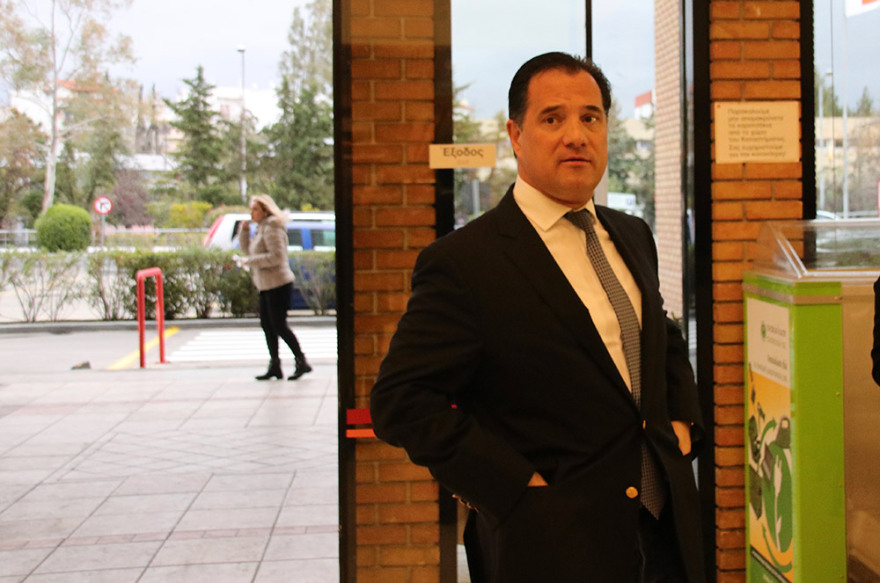 Κορωνοϊός-μέτρα: Με κάρτα και με το... τετραγωνικό στα σούπερ μάρκετ, επιτάσσονται φάρμακα, «με το γάντι» στις λαϊκές