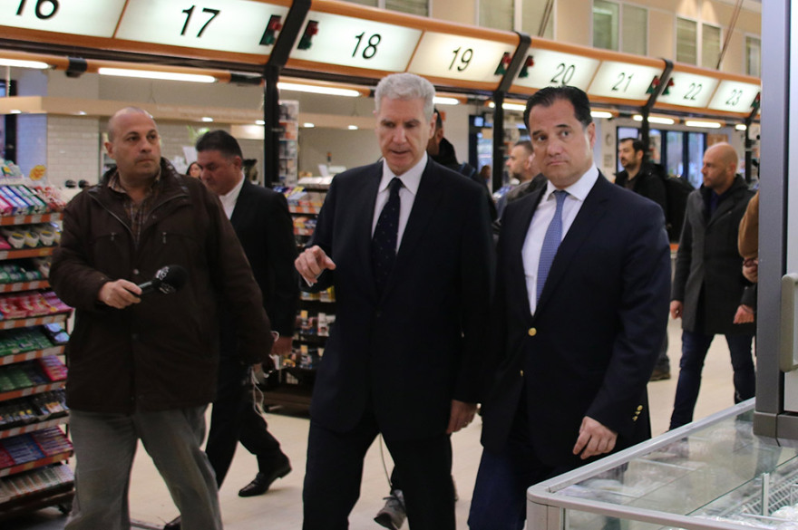 Κορωνοϊός-μέτρα: Με κάρτα και με το... τετραγωνικό στα σούπερ μάρκετ, επιτάσσονται φάρμακα, «με το γάντι» στις λαϊκές