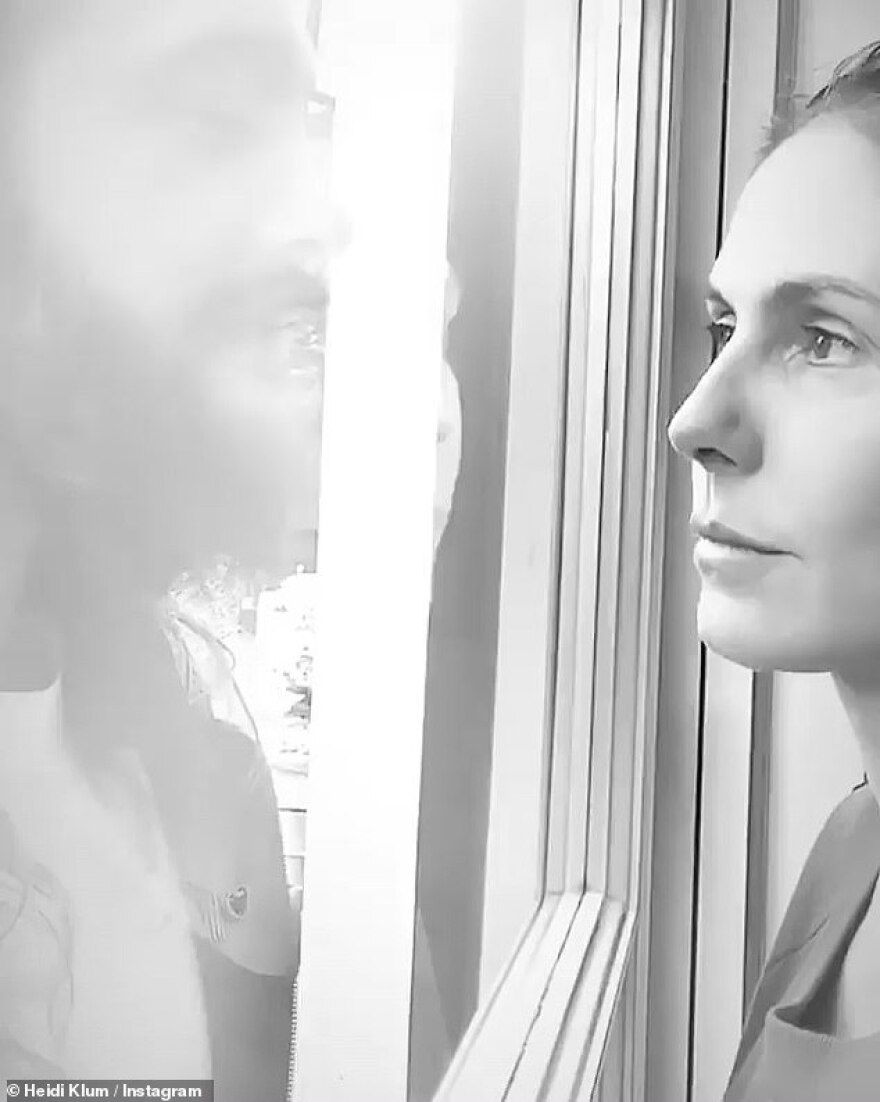 Κορωνοϊός: H Χάιντι Κλουμ φιλάει τον άνδρα της μέσα από ένα τζάμι - Δείτε βίντεο