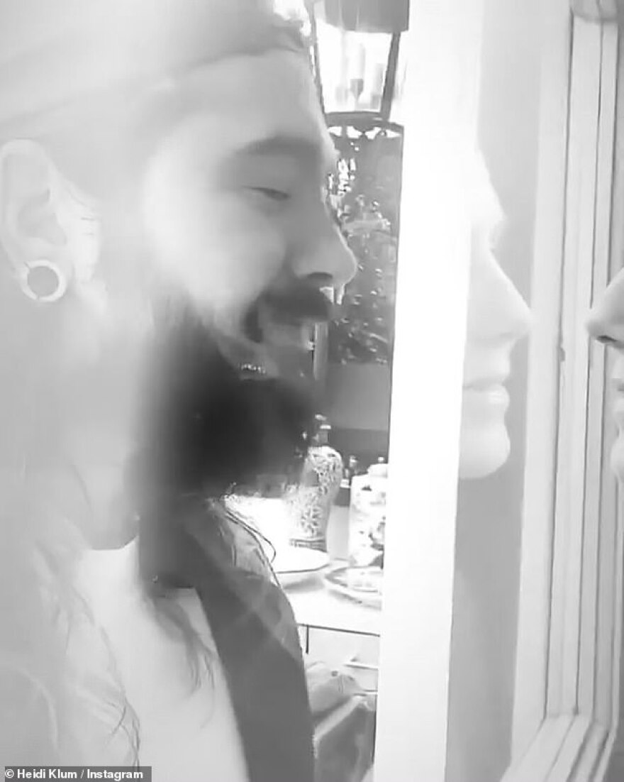 Κορωνοϊός: H Χάιντι Κλουμ φιλάει τον άνδρα της μέσα από ένα τζάμι - Δείτε βίντεο