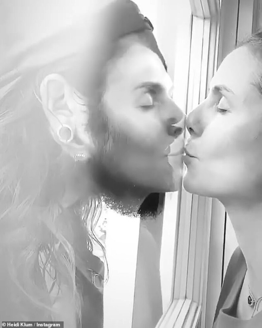 Κορωνοϊός: H Χάιντι Κλουμ φιλάει τον άνδρα της μέσα από ένα τζάμι - Δείτε βίντεο