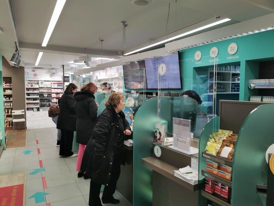 Κορωνοϊός - Φαρμακεία: Βάζουν πλέξιγκλας για προστασία 