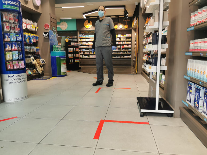 Κορωνοϊός - Φαρμακεία: Βάζουν πλέξιγκλας για προστασία 