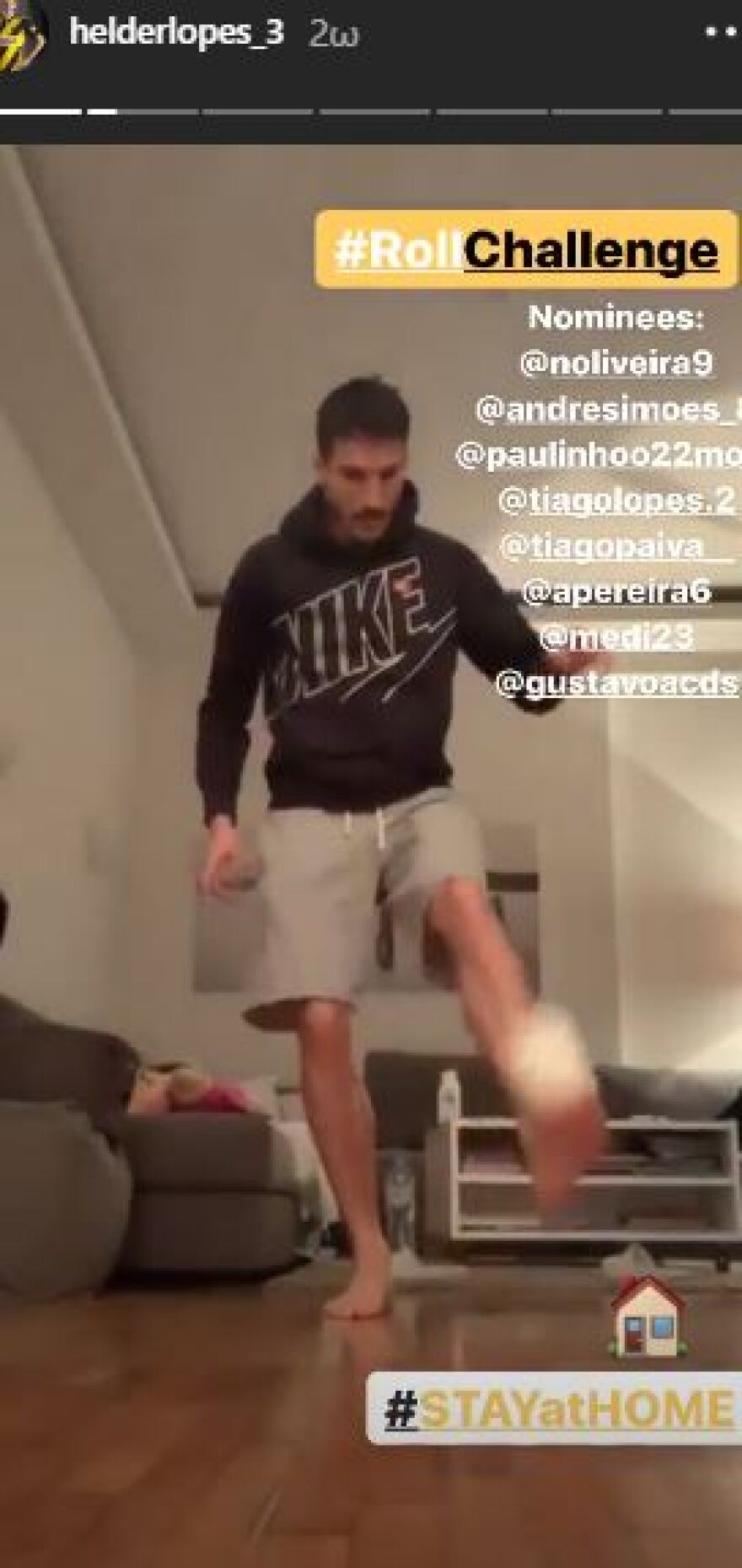 ΑΕΚ: Λόπες και Σιμόες μένουν σπίτι και κάνουν... challenge με ρολό χαρτιού