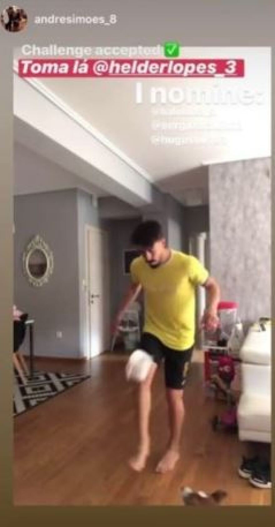 ΑΕΚ: Λόπες και Σιμόες μένουν σπίτι και κάνουν... challenge με ρολό χαρτιού