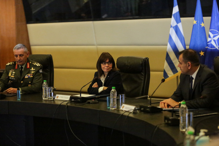 Επίσκεψη Σακελλαροπούλου στο ΥΠΕΘΑ: Η συνομιλία με γυναίκα ανθυπολοχαγό στις Καστανιές Έβρου