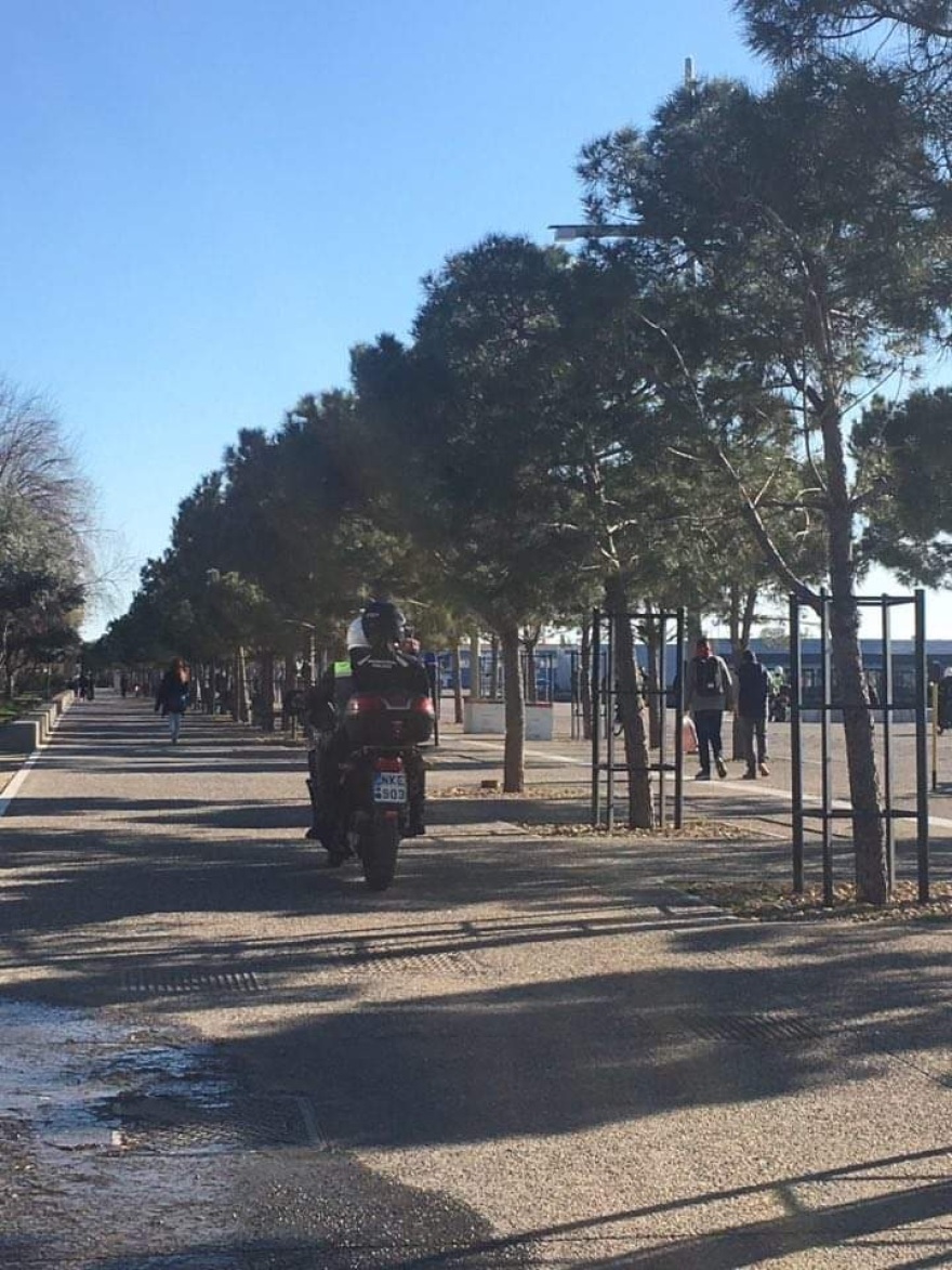 Κορωνοϊός – Θεσσαλονίκη: Αστυνομικοί διώχνουν πολίτες που βολτάρουν… χαλαρά στην παραλία