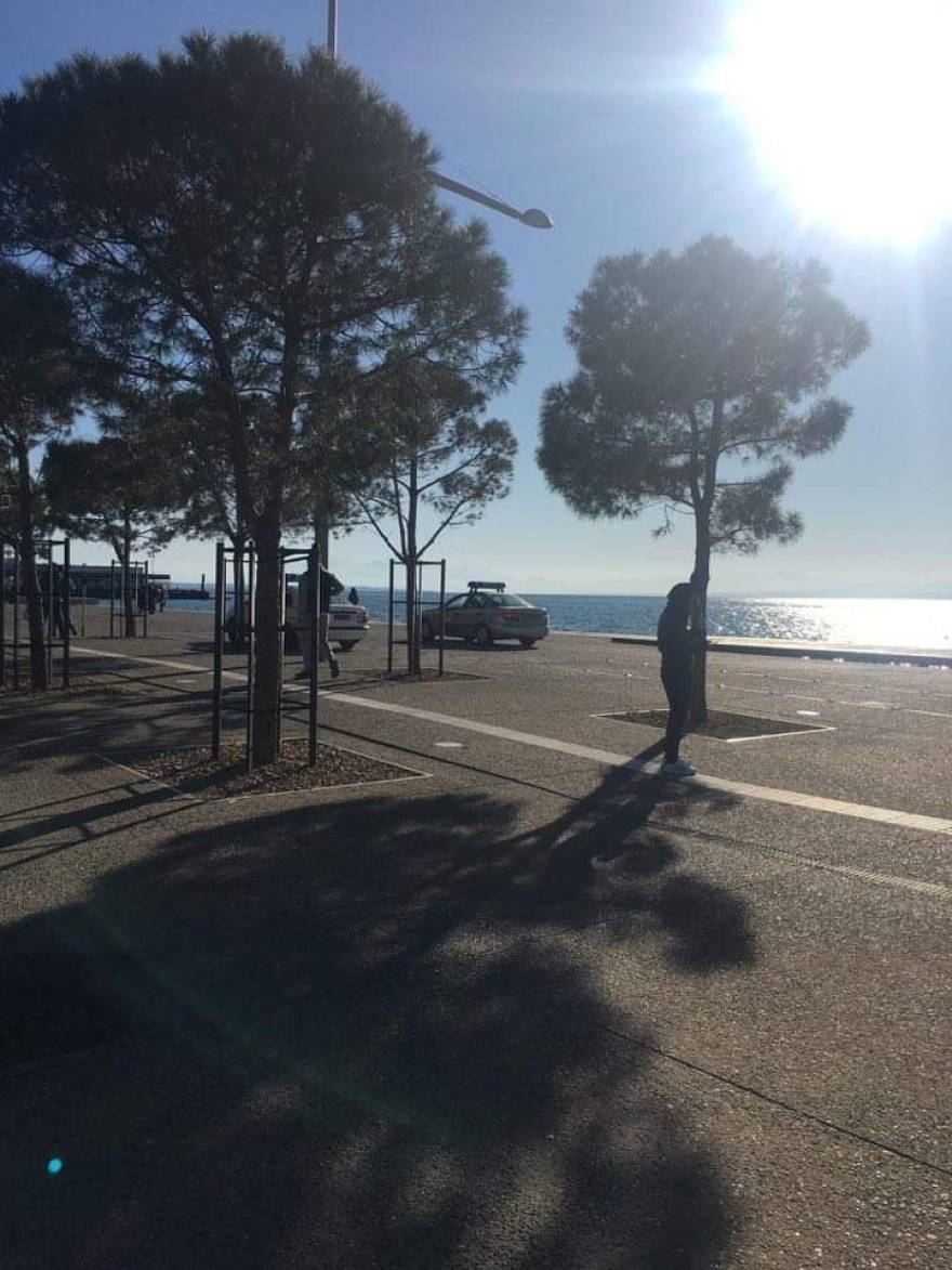 Κορωνοϊός – Θεσσαλονίκη: Αστυνομικοί διώχνουν πολίτες που βολτάρουν… χαλαρά στην παραλία