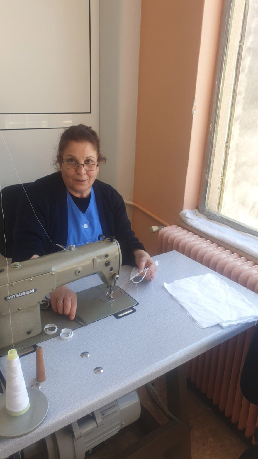 Κορωνοϊός: Οι εργαζόμενοι στο Δρομοκαΐτειο ξέμειναν από μάσκες και τις... ράβουν μόνοι τους! - Δείτε βίντεο