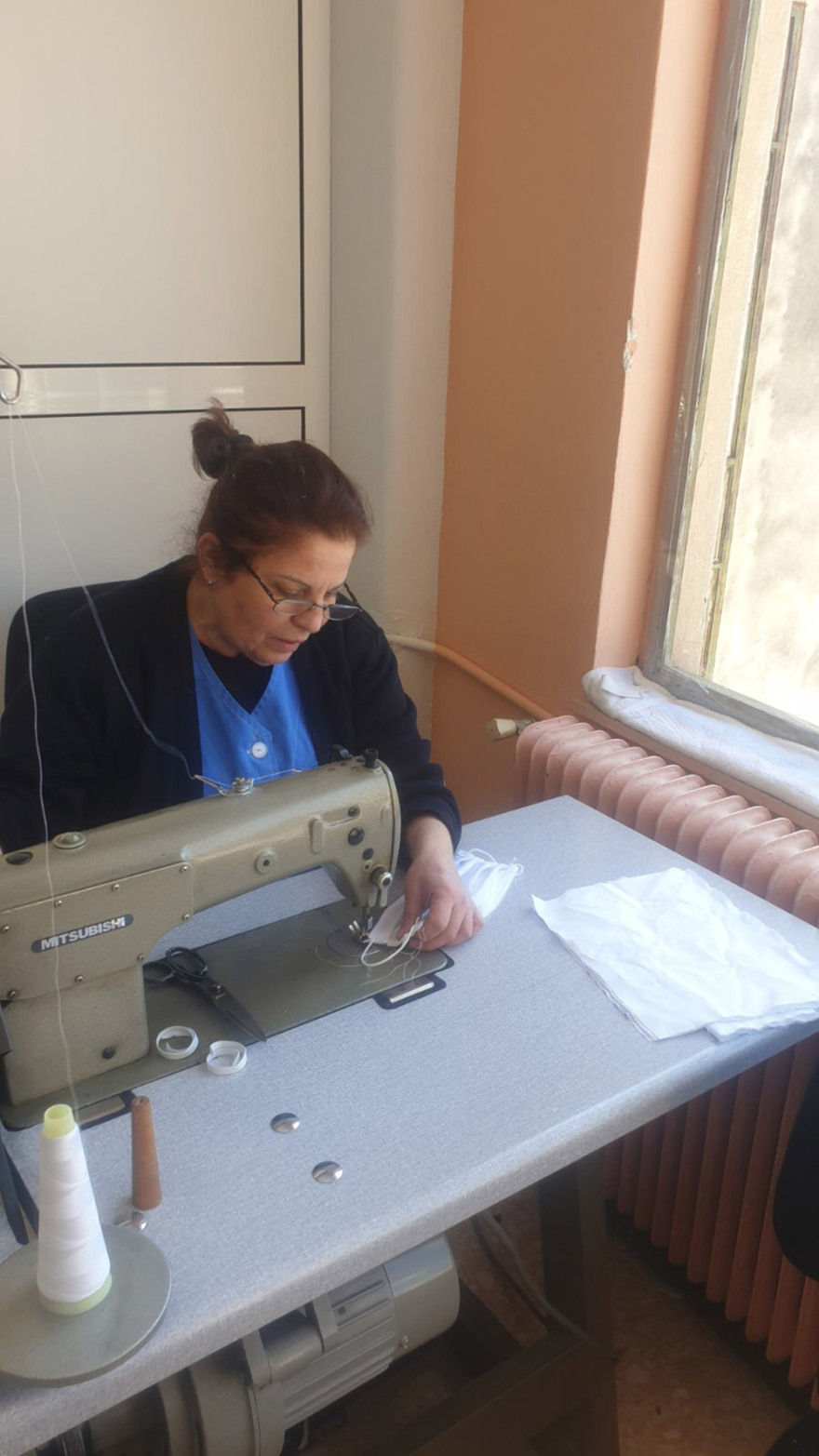 Κορωνοϊός: Οι εργαζόμενοι στο Δρομοκαΐτειο ξέμειναν από μάσκες και τις... ράβουν μόνοι τους! - Δείτε βίντεο