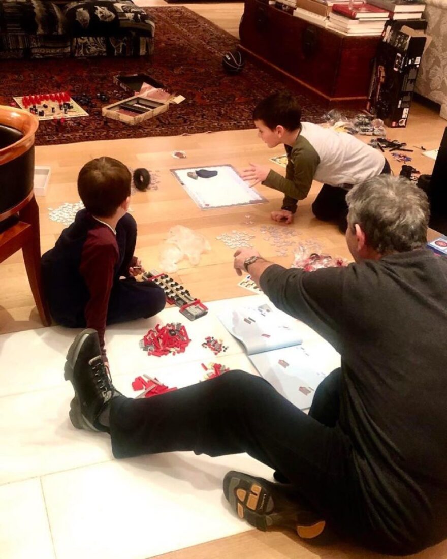 Κορωνοϊός - Γιώργος Νταλάρας: Μένει σπίτι και παίζει με τα εγγόνια του