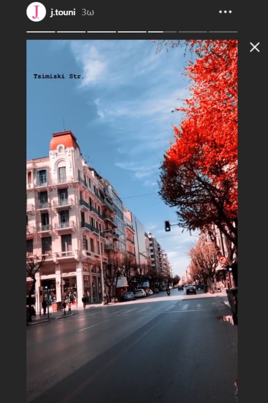 Κορωνοϊός: Η Ιωάννα Τούνη κάνει βόλτα στο άδειο κέντρο της Θεσσαλονίκης