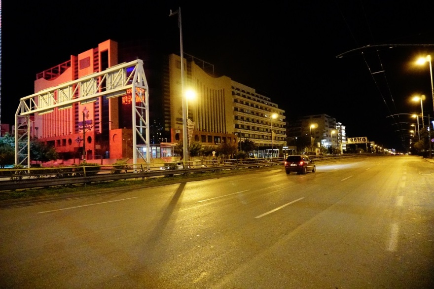 Κορωνοϊός - Αθήνα: Άδεια πόλη - Ελάχιστη η κίνηση στους δρόμους 