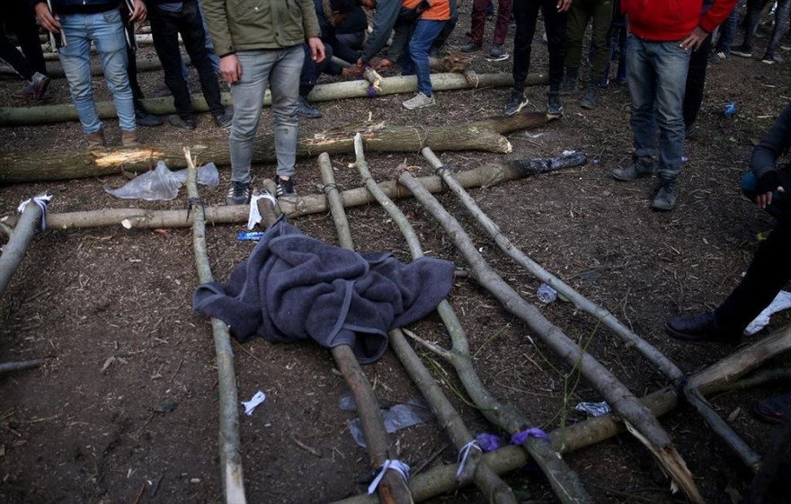 Μετανάστες στον Έβρο: Με αυτοσχέδιες σκάλες προσπάθησαν να περάσουν τα σύνορα - Δείτε βίντεο και φωτογραφίες