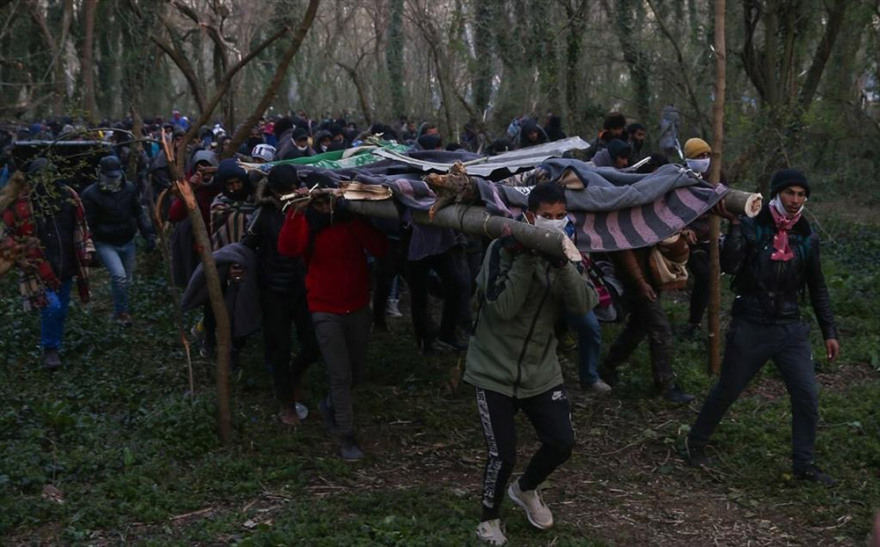 Μετανάστες στον Έβρο: Με αυτοσχέδιες σκάλες προσπάθησαν να περάσουν τα σύνορα - Δείτε βίντεο και φωτογραφίες