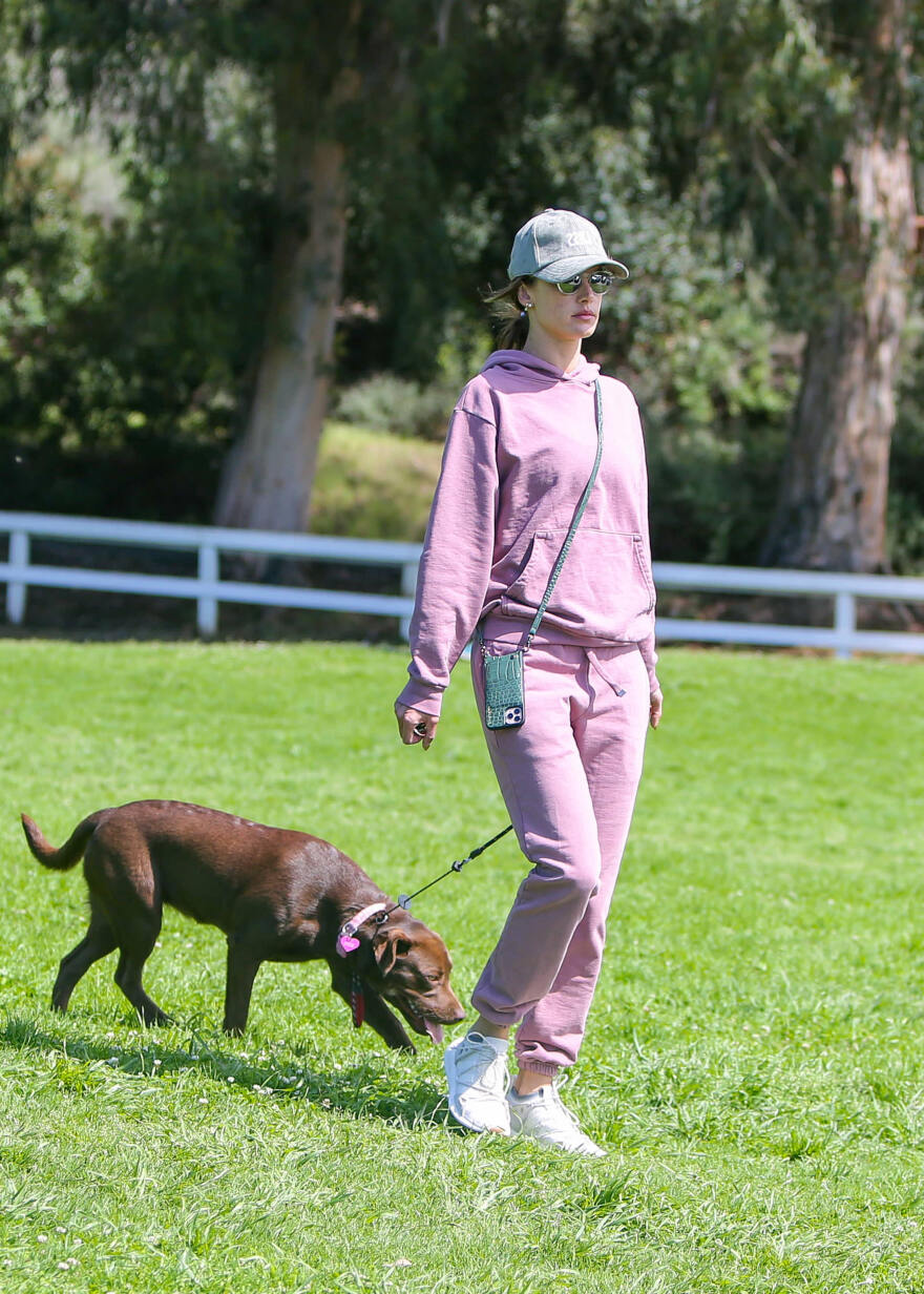 Αλεσάντρα Αμπρόσιο: Έσπασε την καραντίνα στο σπίτι και βγήκε βόλτα με τον σκύλο της