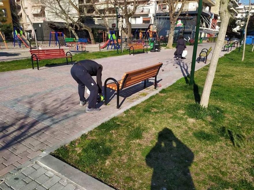 Κορωνοϊός στην Κατερίνη: Ξηλώνουν μέχρι και τα παγκάκια από τις πλατείες για να μένουν μέσα οι ηλικιωμένοι