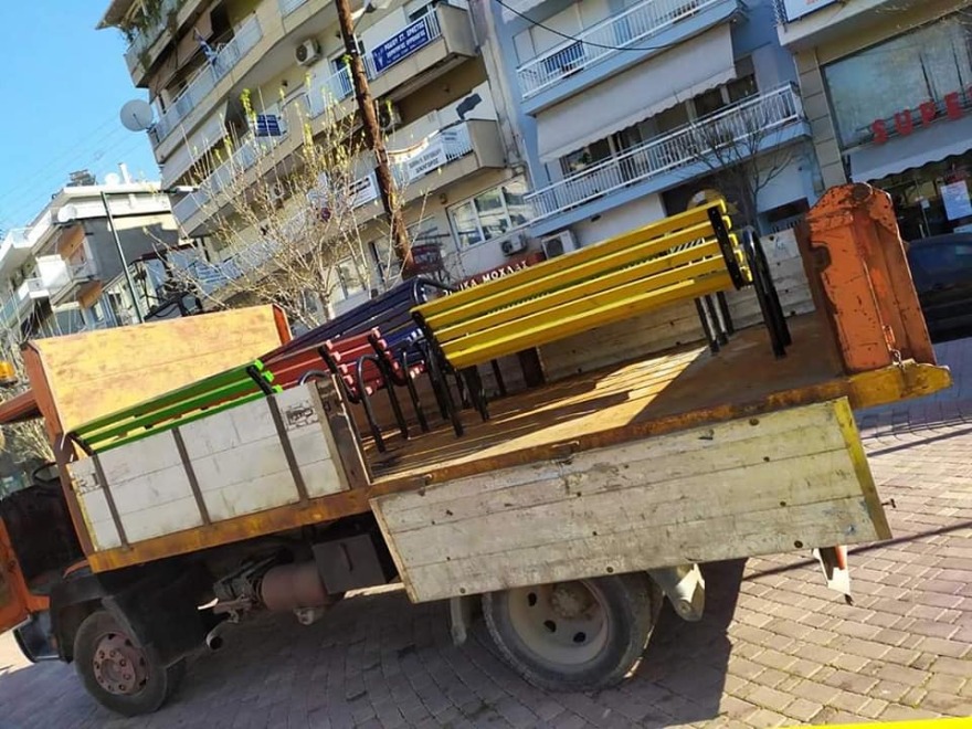 Κορωνοϊός στην Κατερίνη: Ξηλώνουν μέχρι και τα παγκάκια από τις πλατείες για να μένουν μέσα οι ηλικιωμένοι