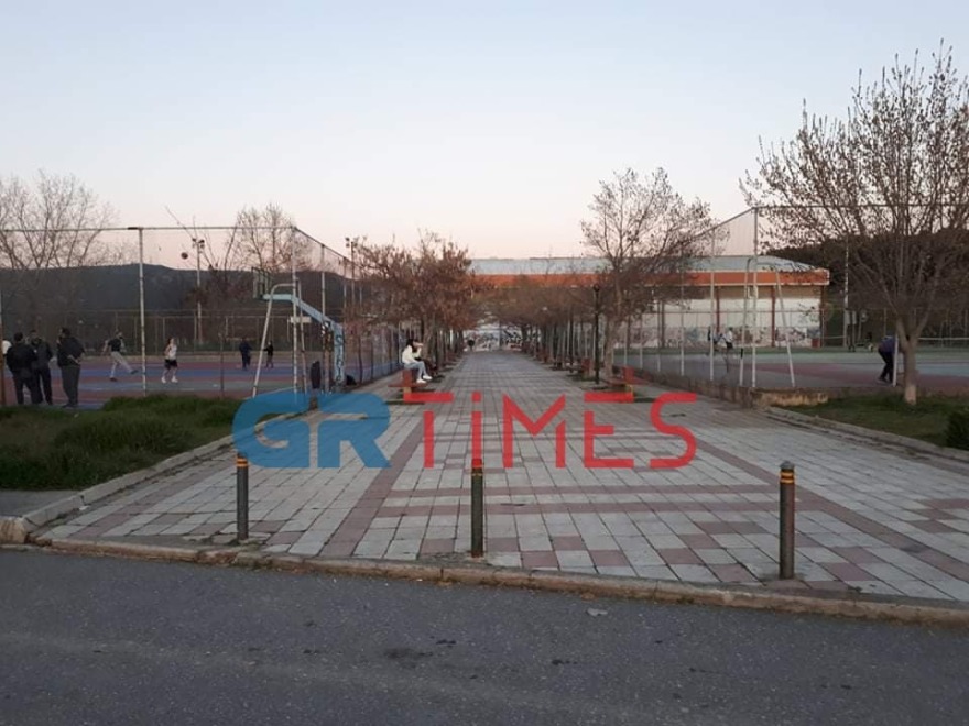 Κορωνοϊός: Κάνουν βόλτες και παίζουν ποδόσφαιρο οι Θεσσαλονικείς