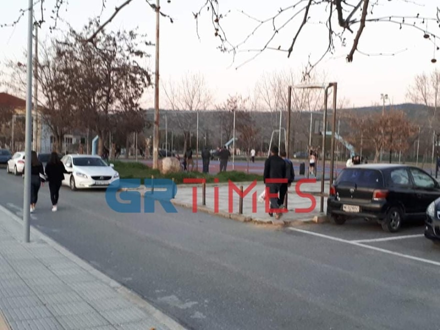 Κορωνοϊός: Κάνουν βόλτες και παίζουν ποδόσφαιρο οι Θεσσαλονικείς
