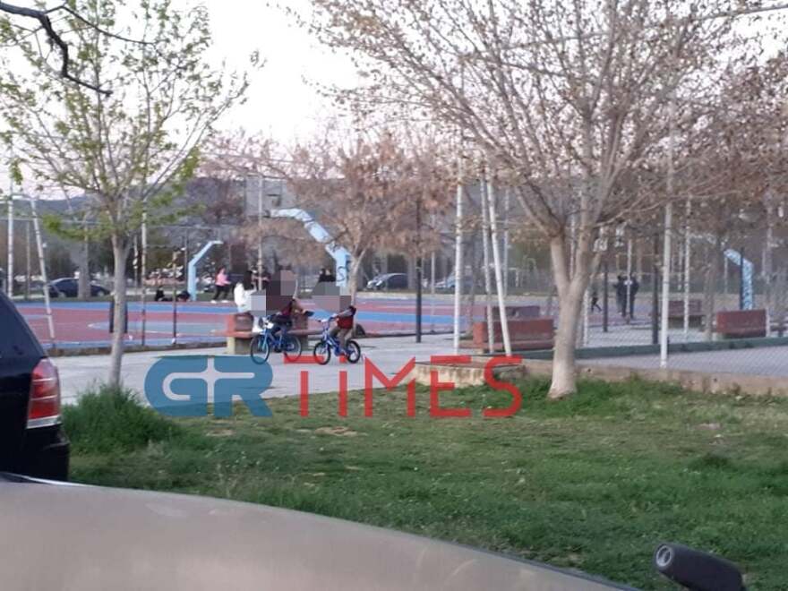 Κορωνοϊός: Κάνουν βόλτες και παίζουν ποδόσφαιρο οι Θεσσαλονικείς