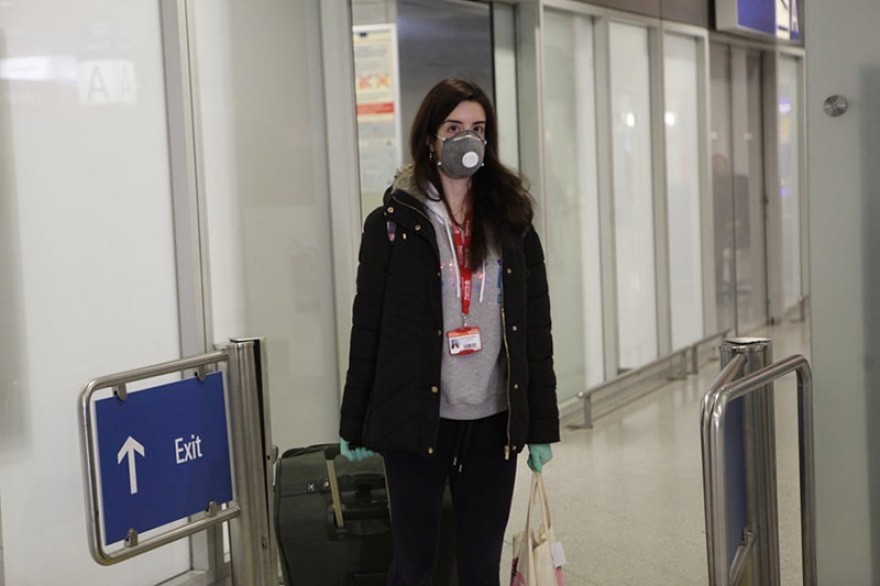 Κορωνοϊός - Στιγμές συγκίνησης στο «Ελευθέριος Βενιζέλος»: Έκλαιγε Έλληνας που επέστρεψε από Λονδίνο