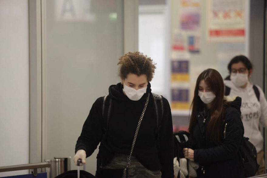 Κορωνοϊός - Στιγμές συγκίνησης στο «Ελευθέριος Βενιζέλος»: Έκλαιγε Έλληνας που επέστρεψε από Λονδίνο