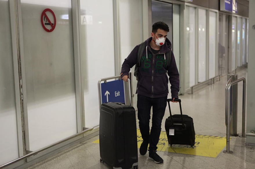 Κορωνοϊός - Στιγμές συγκίνησης στο «Ελευθέριος Βενιζέλος»: Έκλαιγε Έλληνας που επέστρεψε από Λονδίνο