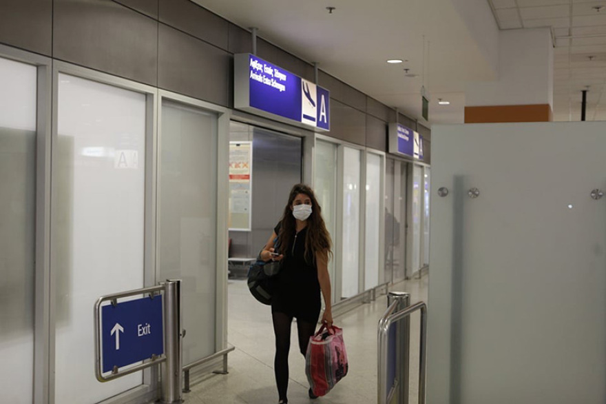 Κορωνοϊός - Στιγμές συγκίνησης στο «Ελευθέριος Βενιζέλος»: Έκλαιγε Έλληνας που επέστρεψε από Λονδίνο