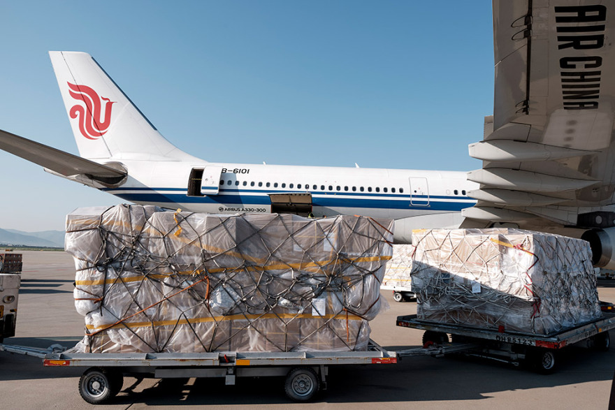 Κορωνοϊός: «Ανάσα» στα νοσοκομεία με 18 τόνους ιατρική βοήθεια από Κίνα - Δείτε βίντεο και φωτογραφίες