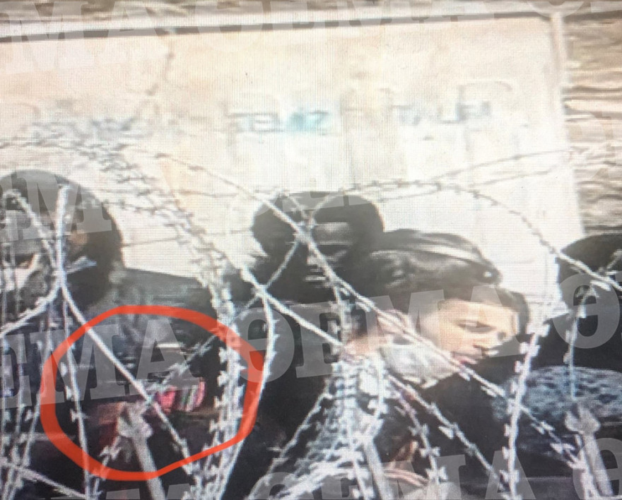 Μετανάστες στον Έβρο βιντεοσκοπούν τις κινήσεις Ελλήνων αστυνομικών και στρατιωτών - Δείτε φωτογραφίες