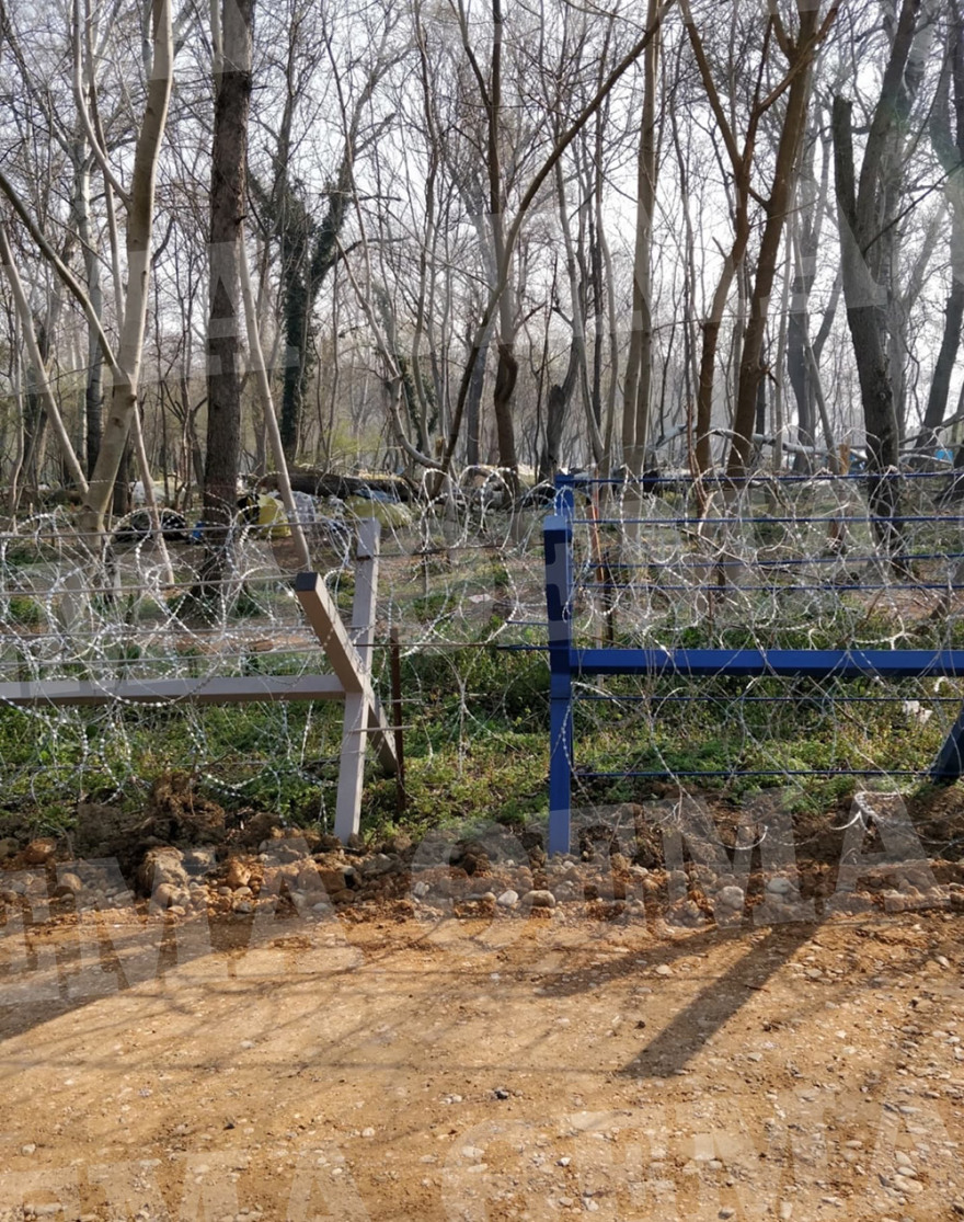 Μετανάστες στον Έβρο βιντεοσκοπούν τις κινήσεις Ελλήνων αστυνομικών και στρατιωτών - Δείτε φωτογραφίες