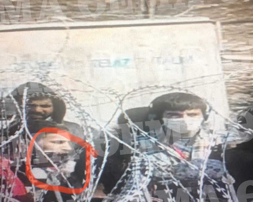 Μετανάστες στον Έβρο βιντεοσκοπούν τις κινήσεις Ελλήνων αστυνομικών και στρατιωτών - Δείτε φωτογραφίες