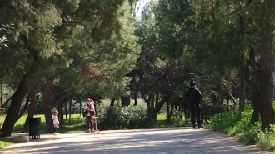 Κορωνοϊός - Φωτογραφίες: Κλειστό το Πεδίον του Άρεως, ελάχιστος κόσμος στα άλλα πάρκα της Αθήνας