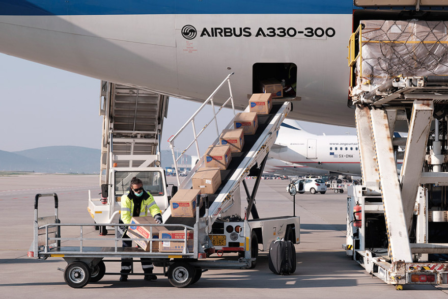 Κορωνοϊός: «Ανάσα» στα νοσοκομεία με 18 τόνους ιατρική βοήθεια από Κίνα - Δείτε βίντεο και φωτογραφίες