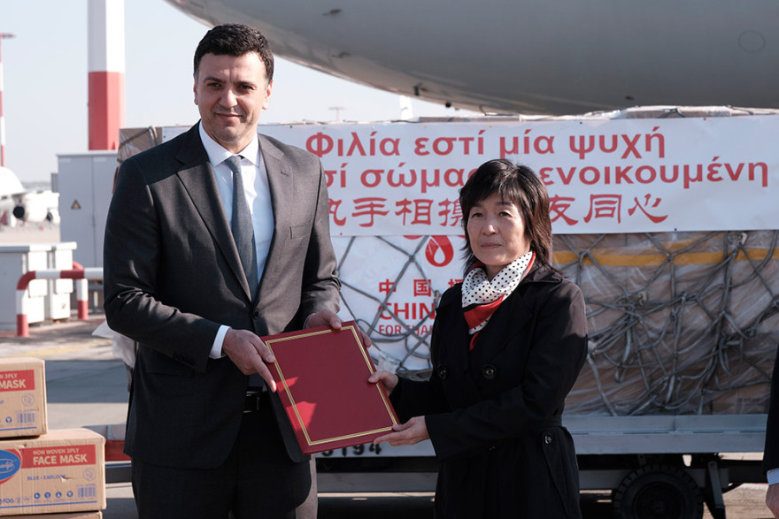 Κορωνοϊός: «Ανάσα» στα νοσοκομεία με 18 τόνους ιατρική βοήθεια από Κίνα - Δείτε βίντεο και φωτογραφίες