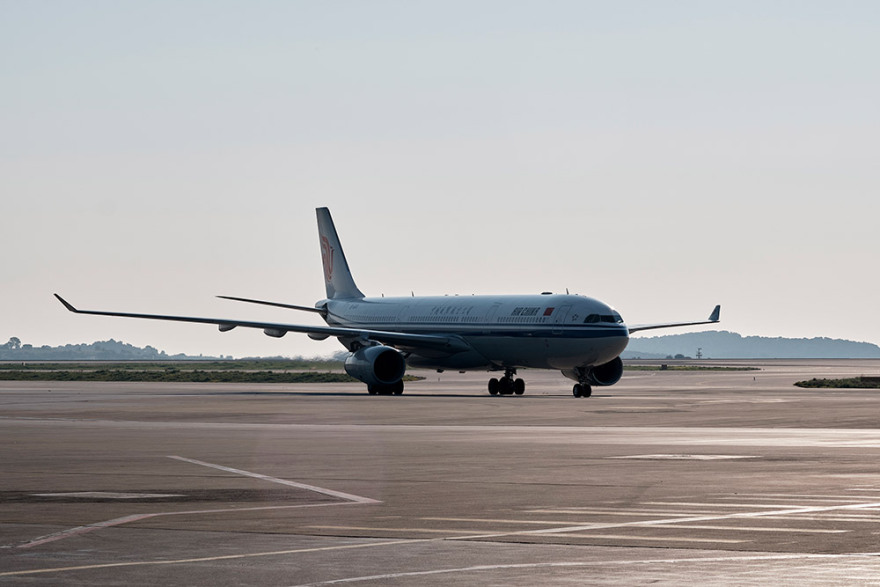 Κορωνοϊός: «Ανάσα» στα νοσοκομεία με 18 τόνους ιατρική βοήθεια από Κίνα - Δείτε βίντεο και φωτογραφίες