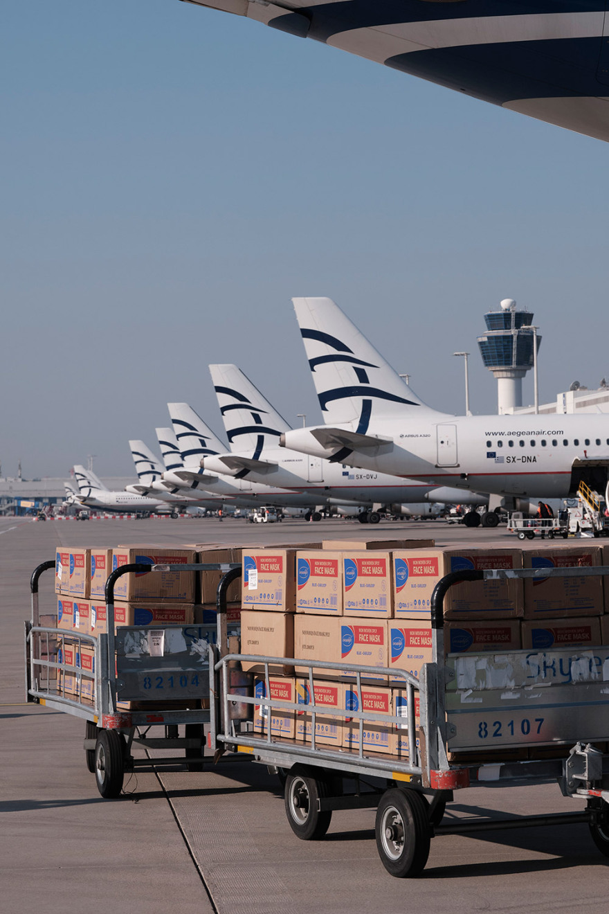 Κορωνοϊός: «Ανάσα» στα νοσοκομεία με 18 τόνους ιατρική βοήθεια από Κίνα - Δείτε βίντεο και φωτογραφίες